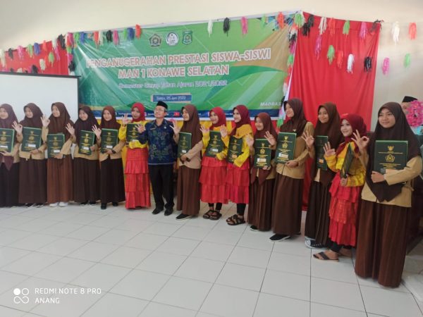 Penganugrahan Siswa Berprestasi dan Penerimaan Rapor Semester Genap Tahun 2022