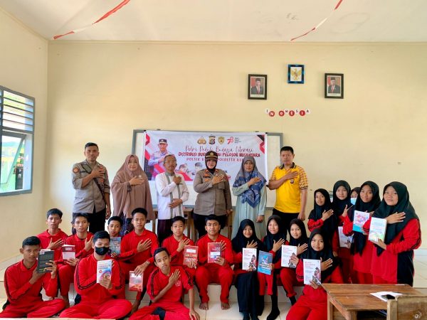 Kunjungan Kapolsek Konda dalam Rangka Bantuan Buku Referensi dari POLRI