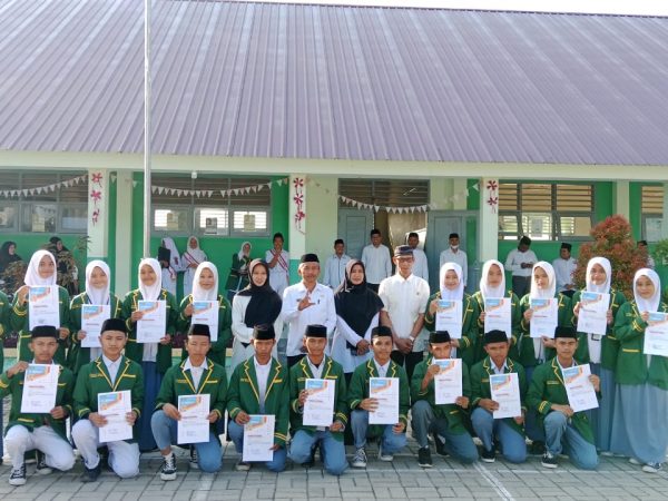 Upacara Bendera Sekaligus Penyerahan Piagam Penghargaan. Senin, 18 September 2023