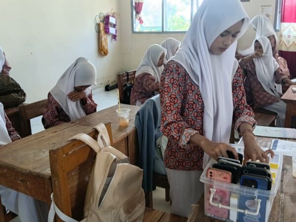 Tingkatkan Fokus Belajar, MAN 1 Konawe Selatan Berlakukan Kebijakan Pembatasan Handphone bagi Siswa