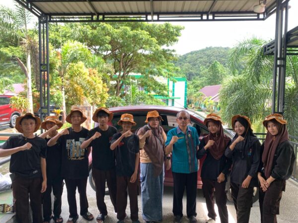 Kepala MAN 1 Konawe Selatan Resmi Melepas Kontingen Pramuka Gudep Al-Bukhori Menuju Bumi Perkemahan