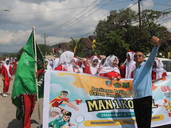 Boyong Seluruh Murid hingga Guru, MAN 1 Konawe Selatan Semarakkan Defile Porseni HUT ke-81 RI di Kecamatan Konda