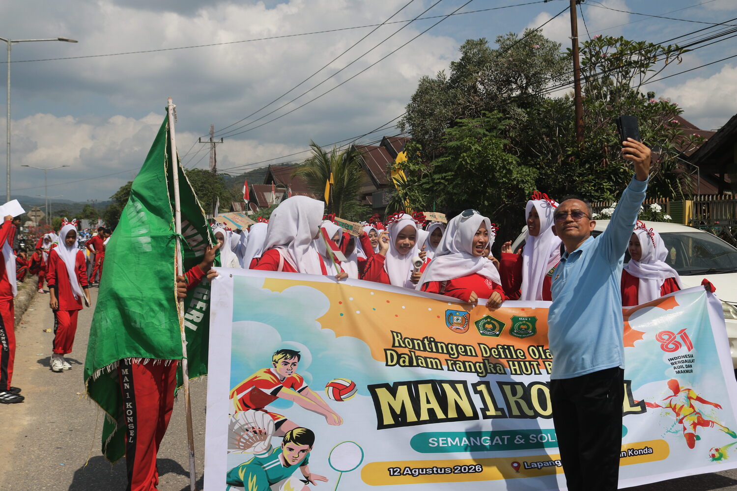 Boyong Seluruh Murid hingga Guru, MAN 1 Konawe Selatan Semarakkan Defile Porseni HUT ke-81 RI di Kecamatan Konda
